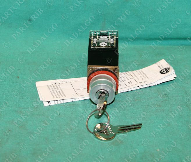 Allen Bradley 800MRJ44BB Small Round Selector Switch Locking Key Keyed Lock
